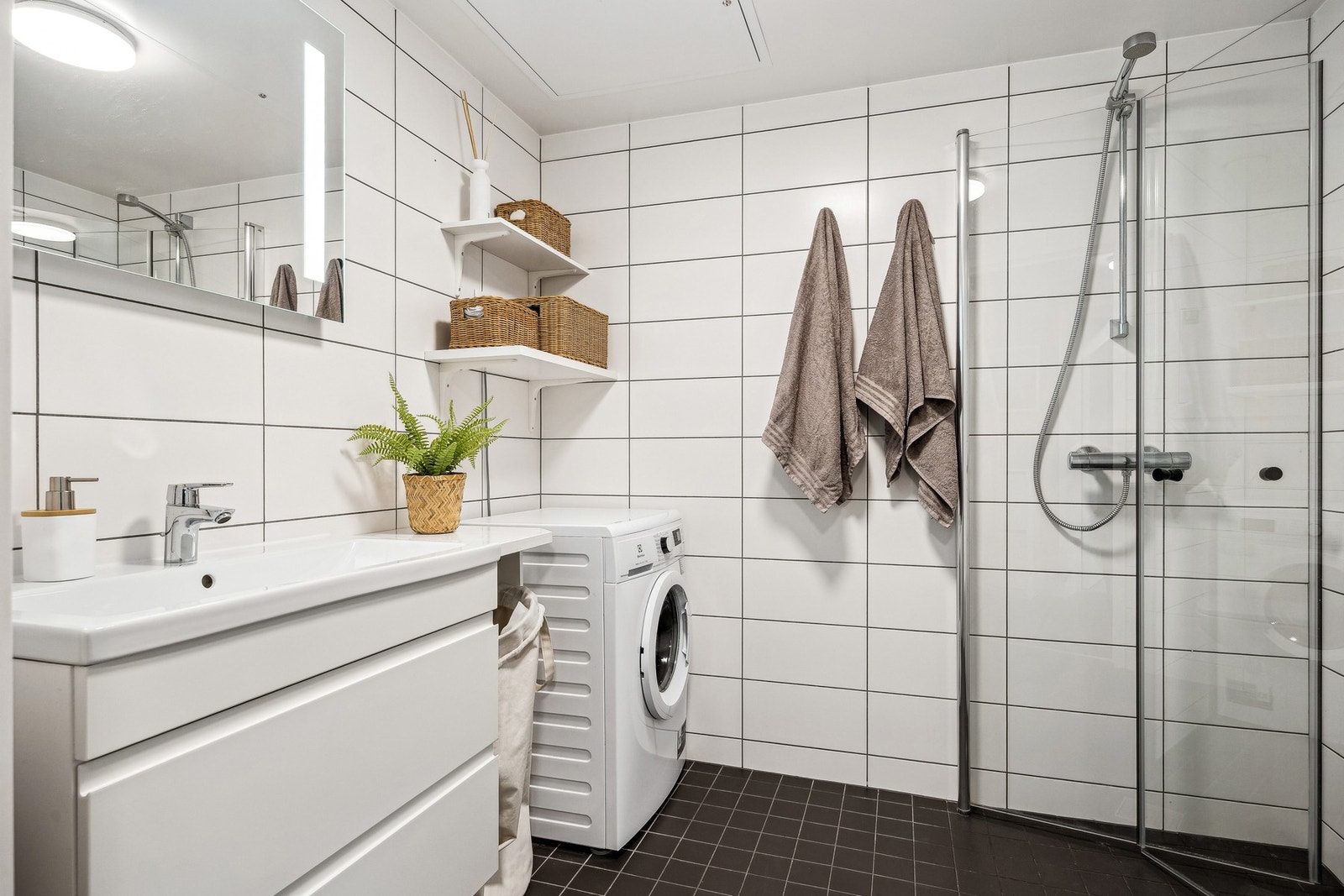 Delikat flislagt baderom på 4,5 m² fra byggeår med behagelig gulvvarme. Galleribilde