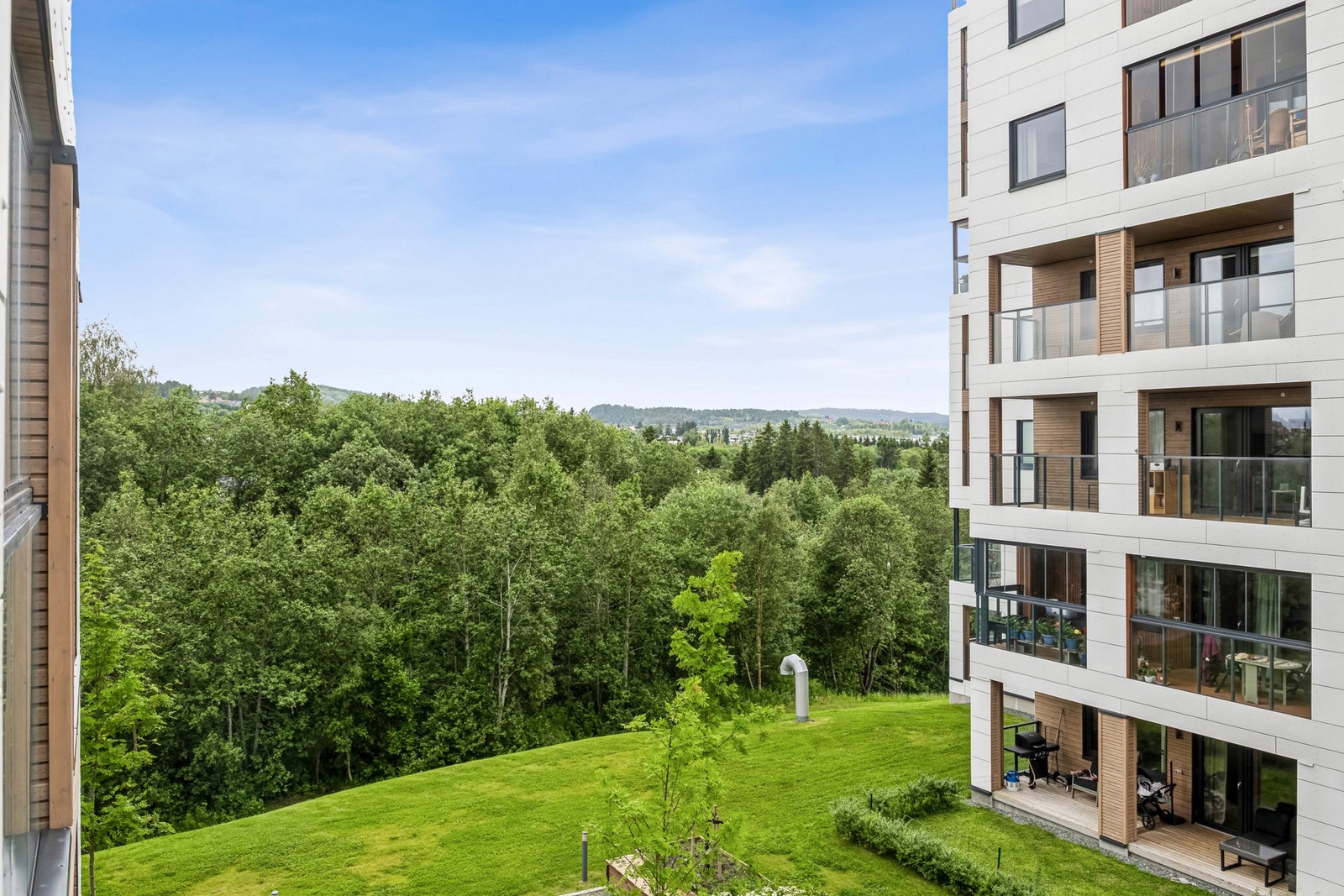 Her får du en lettstelt bolig med gjennomgående god standard, smart planløsning, innglasset balkong og egen parkeringsplass med elbillader i p-kjeller. Galleribilde