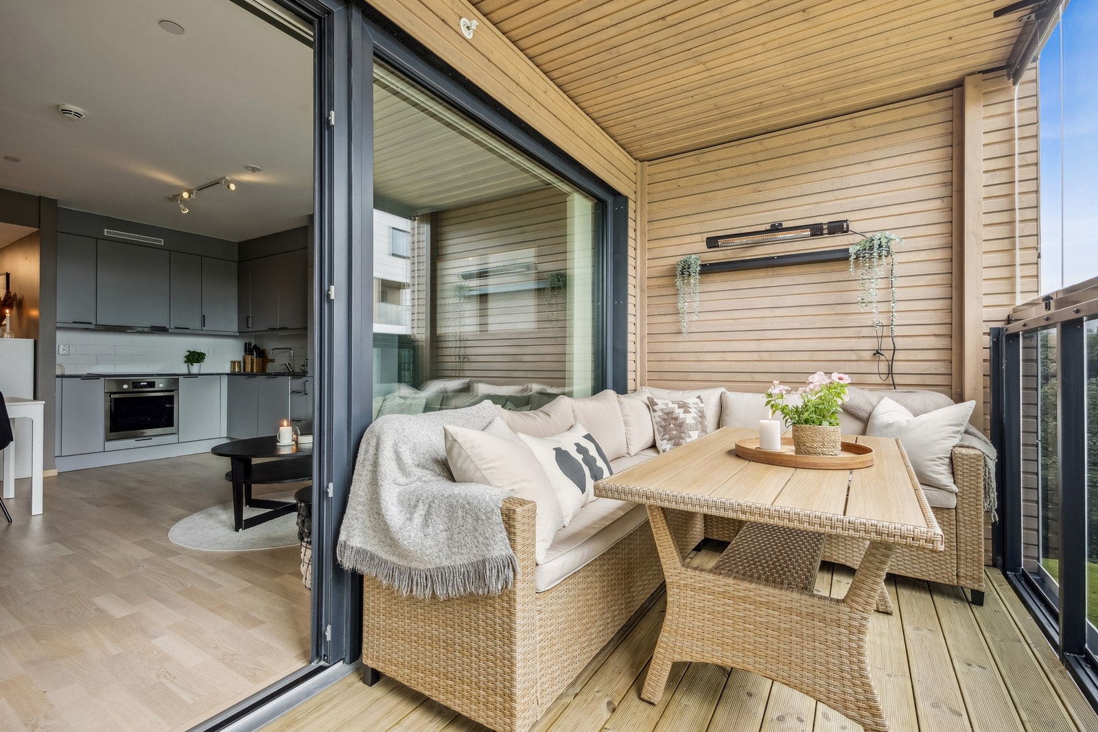 Fra stuen er det utgang til en romslig innglasset balkong på 16 m². Galleribilde