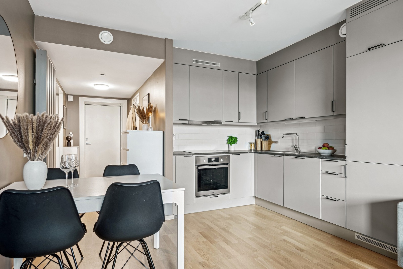 Kjøkken innredning fra byggeår har et moderne uttrykk med glatte fronter og laminat benkeplate. Galleribilde