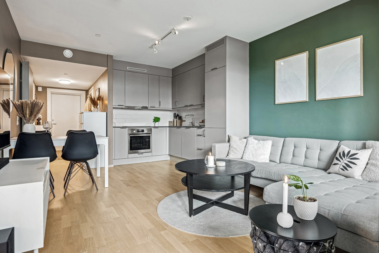 Stue og kjøkken er samlet i en sosial og åpen løsning som gir rom for både spiseplass og sofagruppe. Galleribilde