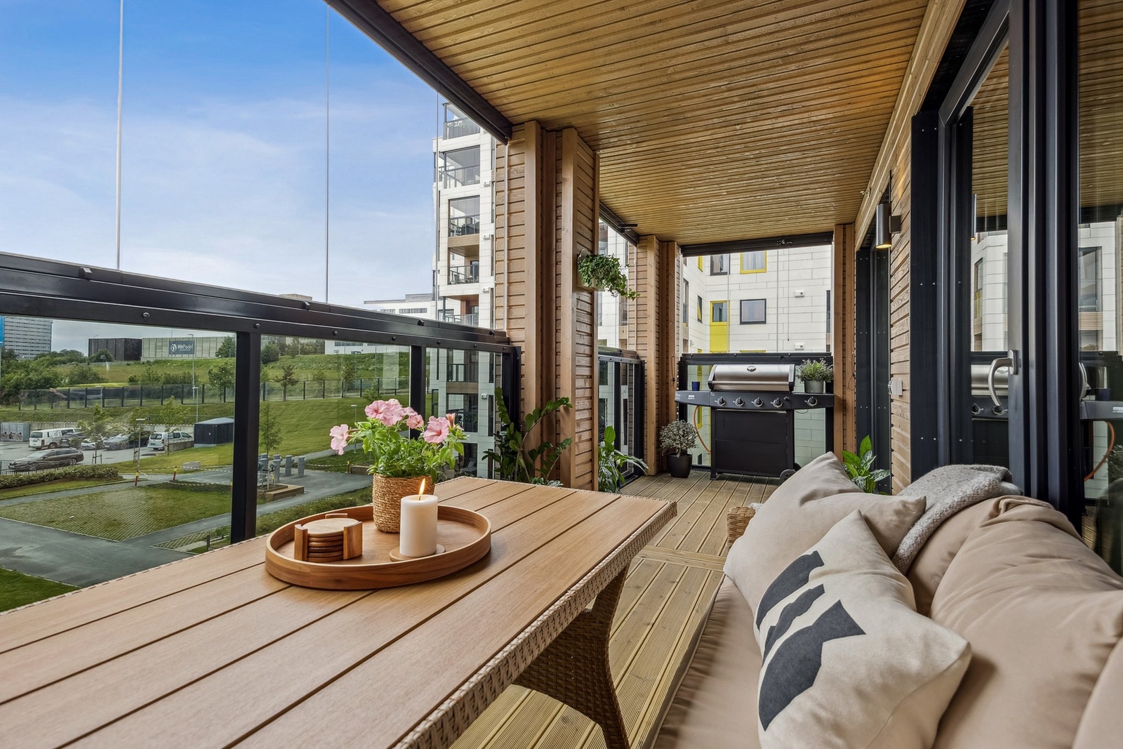 Her kan du nyte både morgenkaffen og lange sommerkvelder, samtidig som balkongen gir gode lysforhold inn i stue og kjøkken. Galleribilde