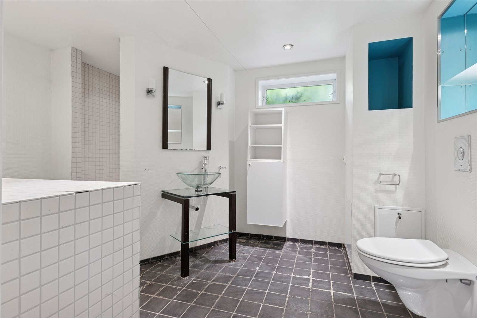 Bad i sokkel Galleribilde