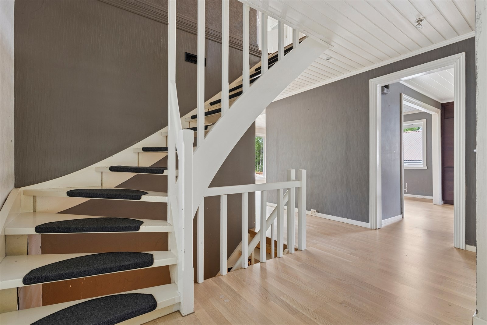 Gang med trapp opp til 2.etg. Galleribilde