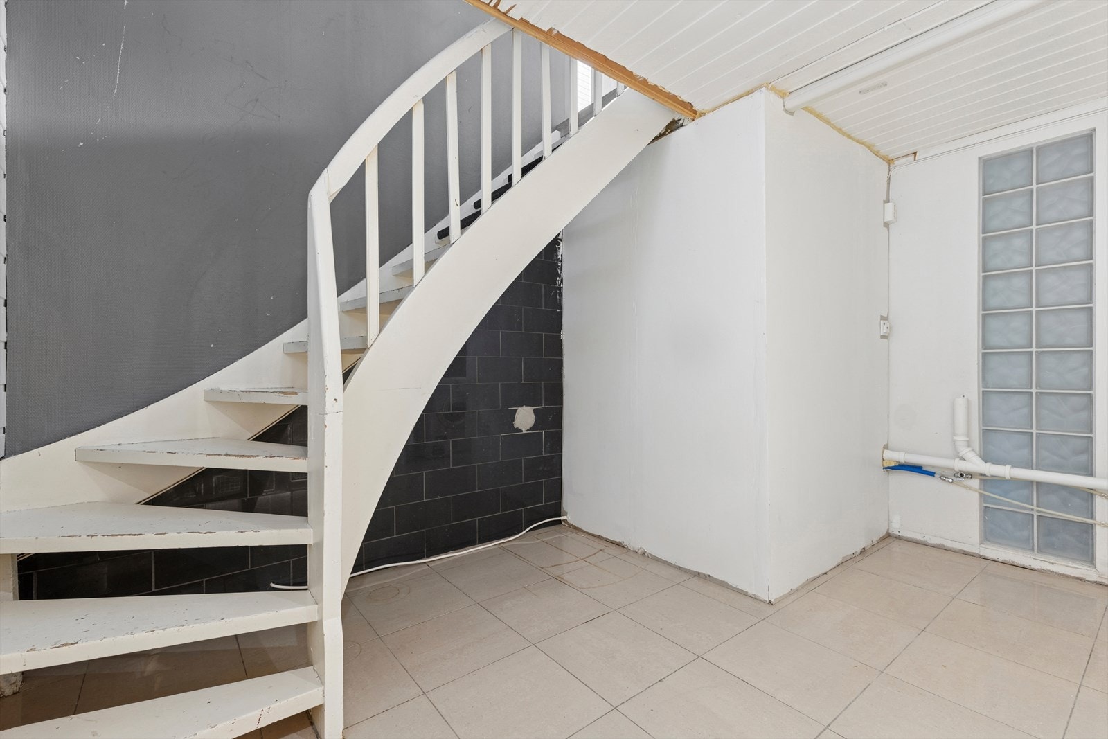 Disponibelt rom i kjeller med adkomst fra hoveddelen. Galleribilde