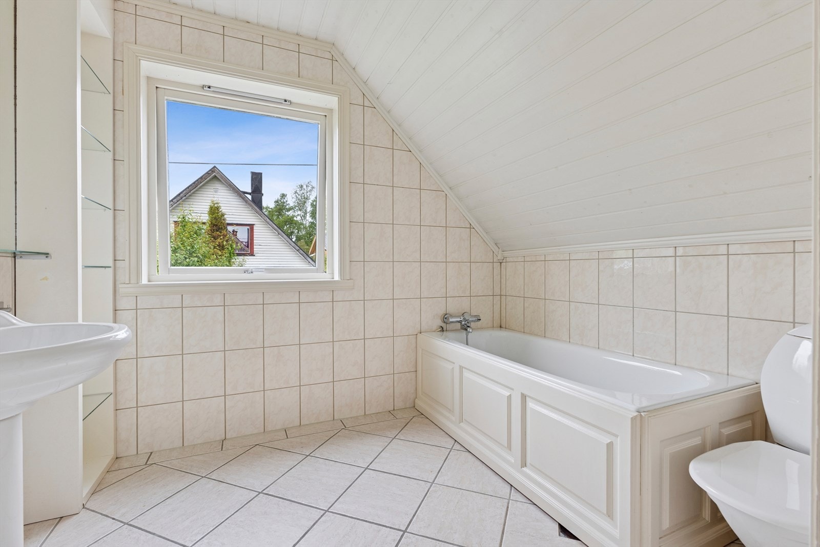 Husets badet ligger i loftsetasjen Galleribilde