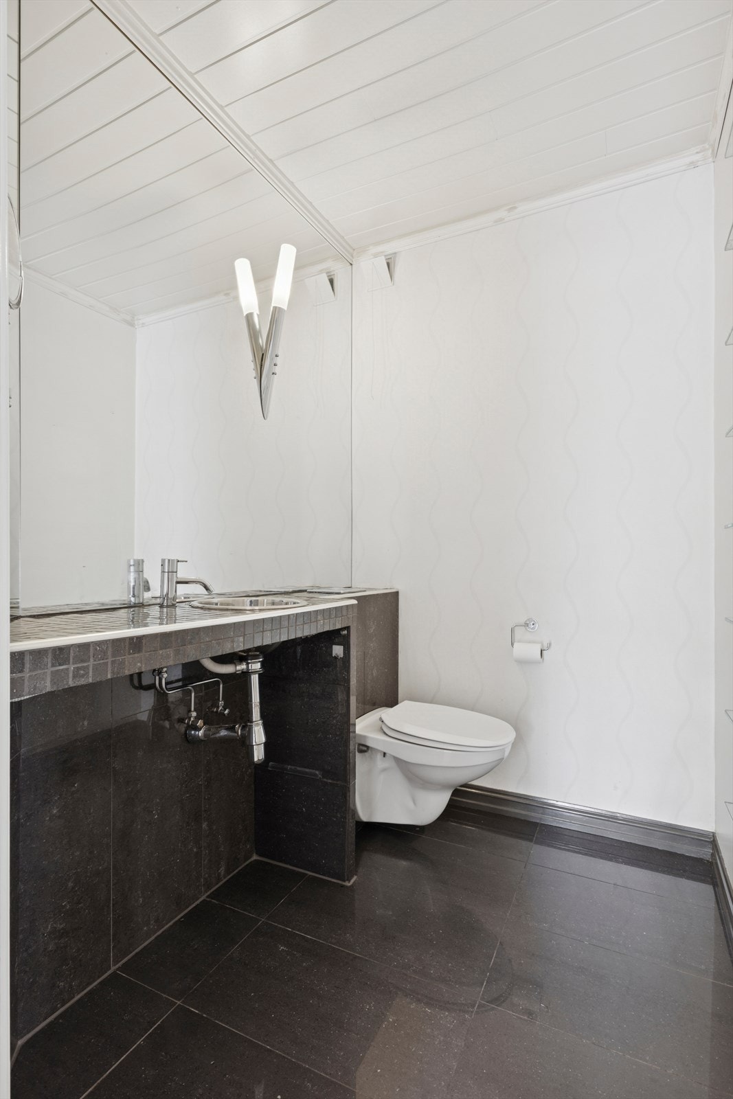 Toalettrommet i 1. etasje har et moderne og minimalistisk design Galleribilde