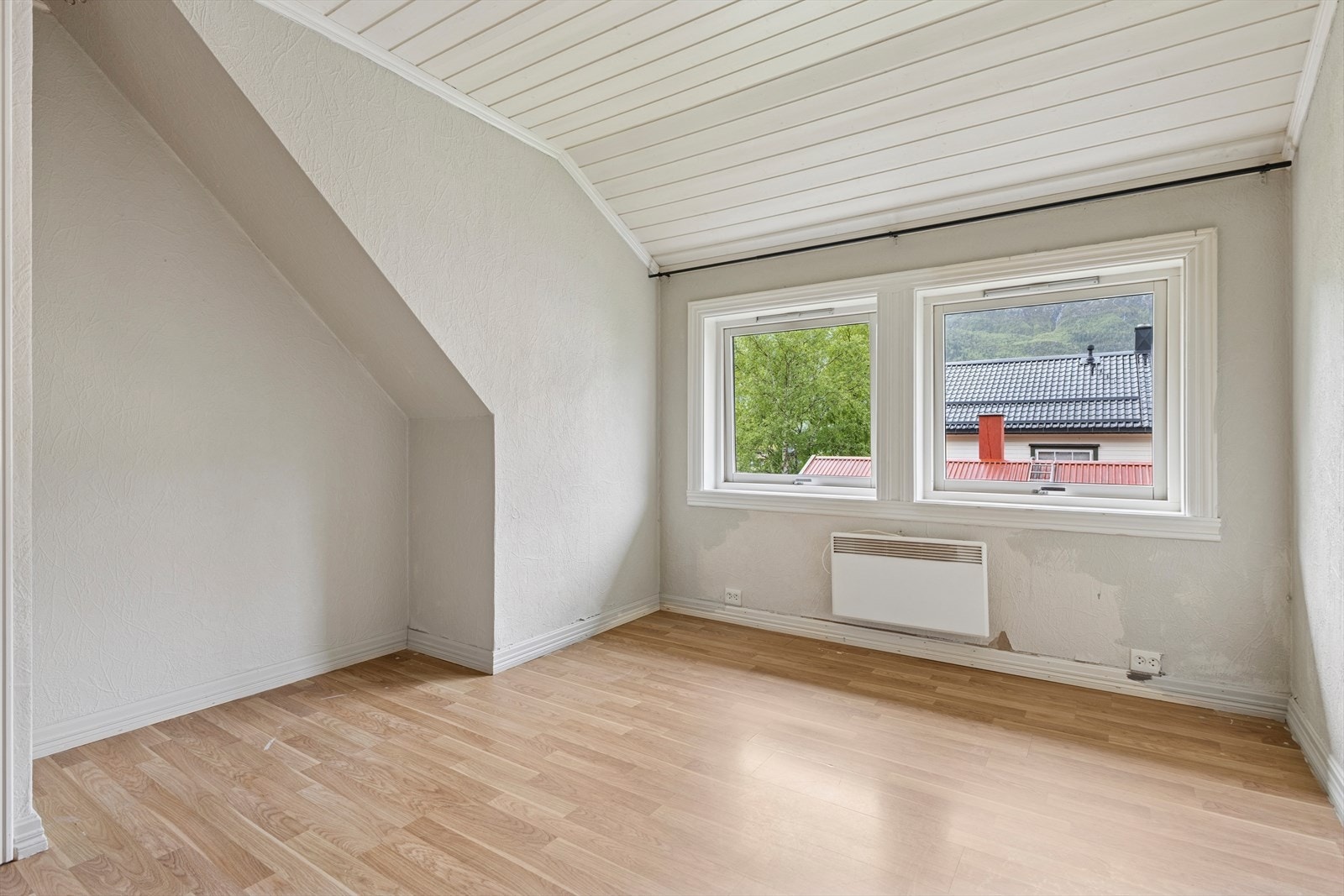 Loftstuen er et lyst og koselig oppholdsrom med skråtak som gir rommet en lun og sjarmerende atmosfære. Her får man et naturlig samlingspunkt, perfekt som TV-stue, lekerom eller et stille sted for avslapning. Galleribilde