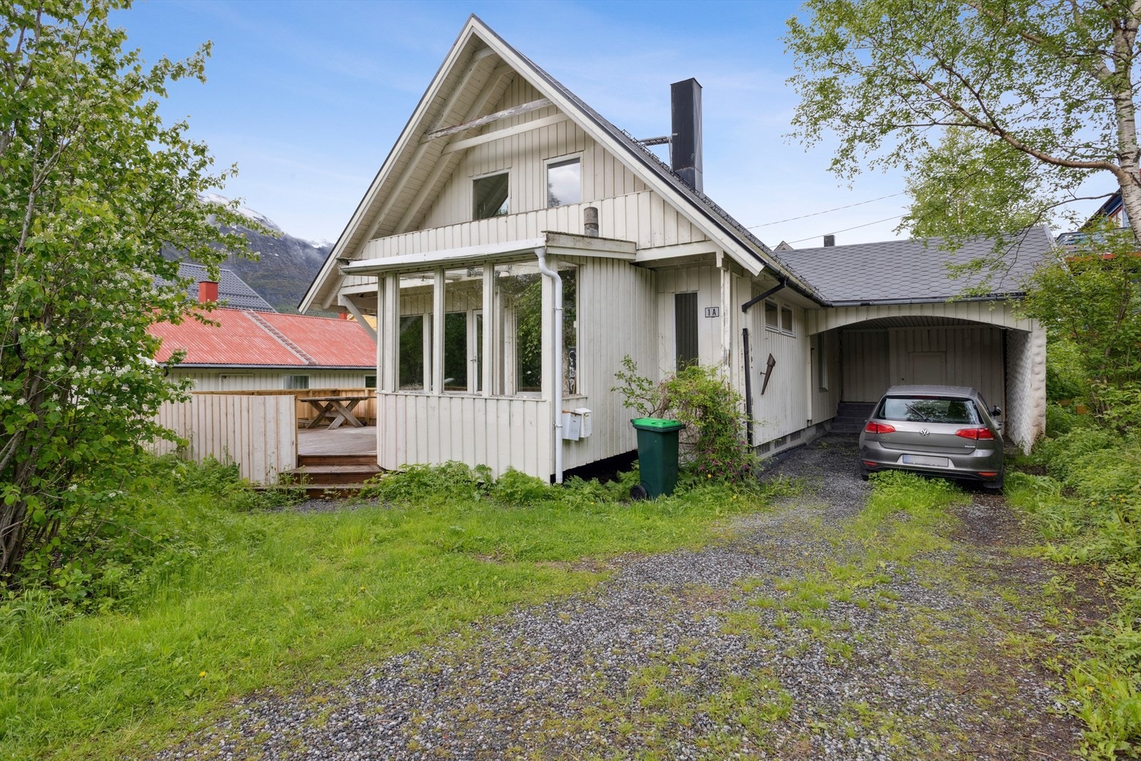 Fasade fra veien. I tillegg til carport er det også plass til biloppstilling i innkjørsel Galleribilde