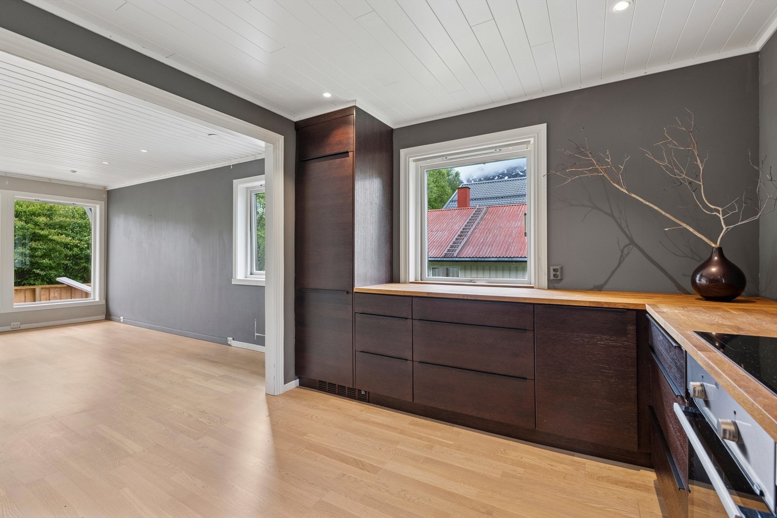 Dette er et kjøkken som balanserer funksjon og estetikk på elegant vis, og som passer like godt
til hverdagsbruk som til hyggelige måltider med familie og venner. Galleribilde