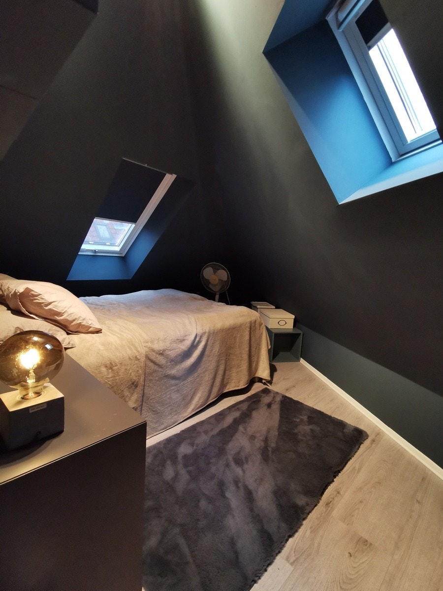 Soverommet er malt i mørkere farge, har lystett velux gardiner og solskjerming. Galleribilde