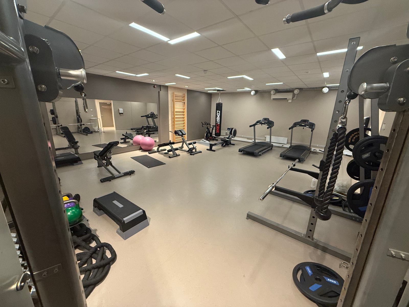 Bygget har treningsrom, garderobe- og dusjfasiliteter med tørkerom. Galleribilde