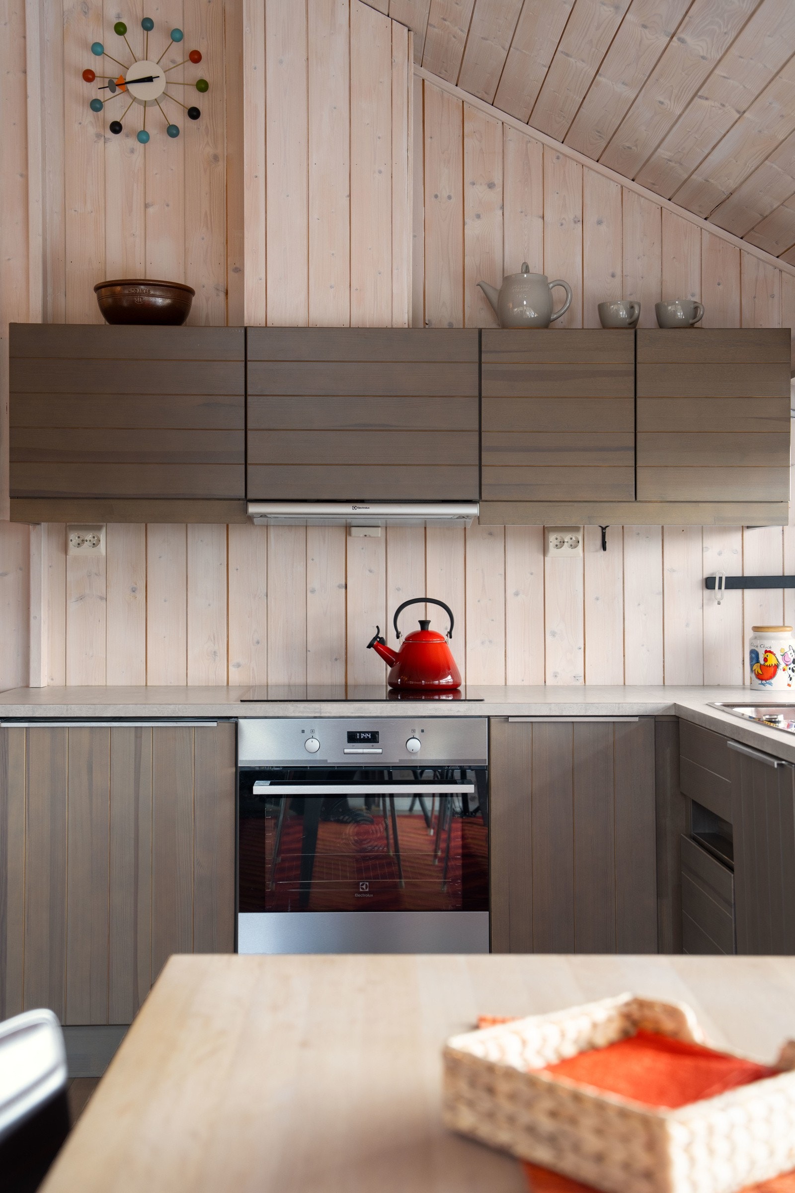 Heltre hyttekjøkken med beisede skrog og fronter. Galleribilde