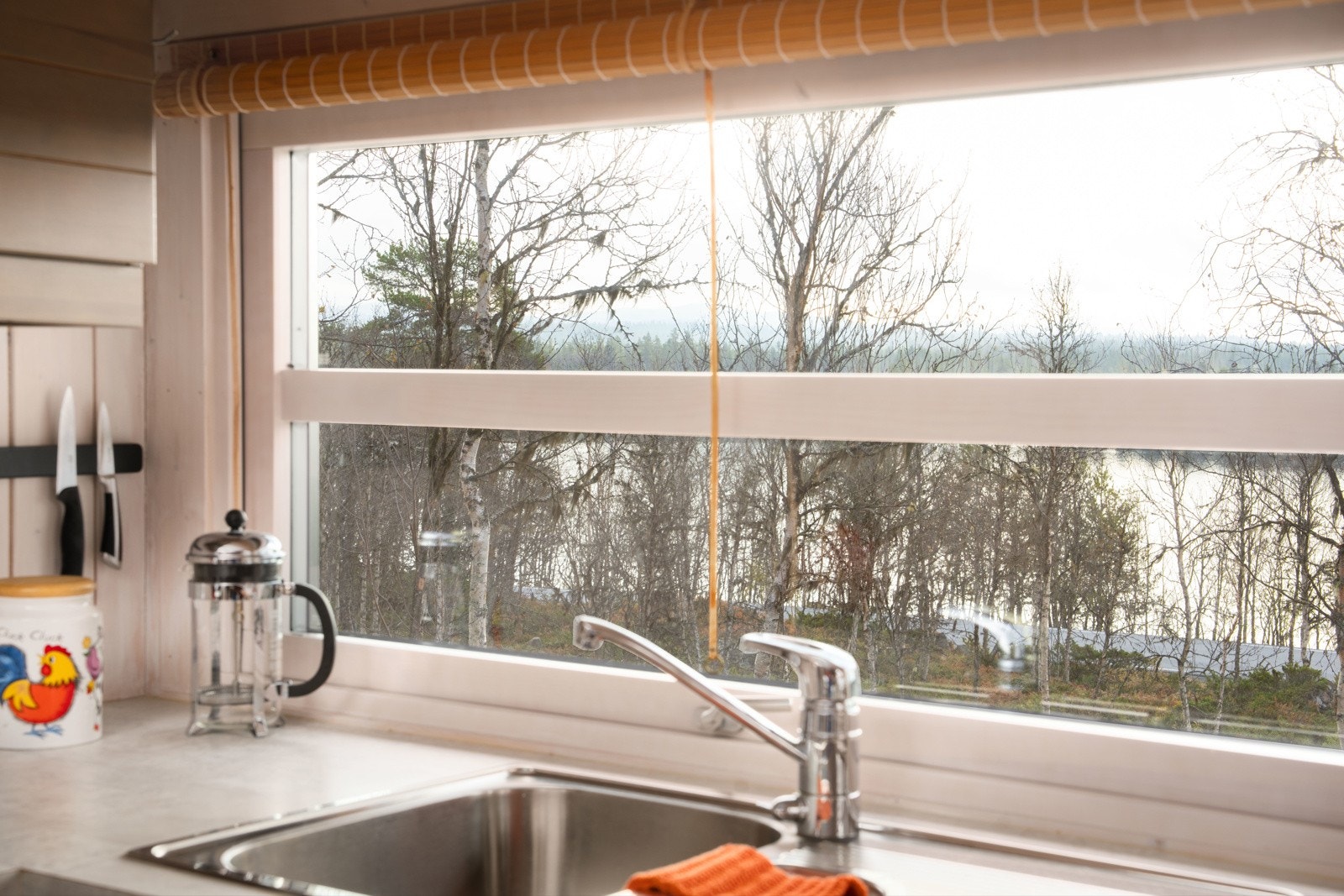 Fra kjøkkenet kan du nyte utsikten mot Buvatn. Galleribilde