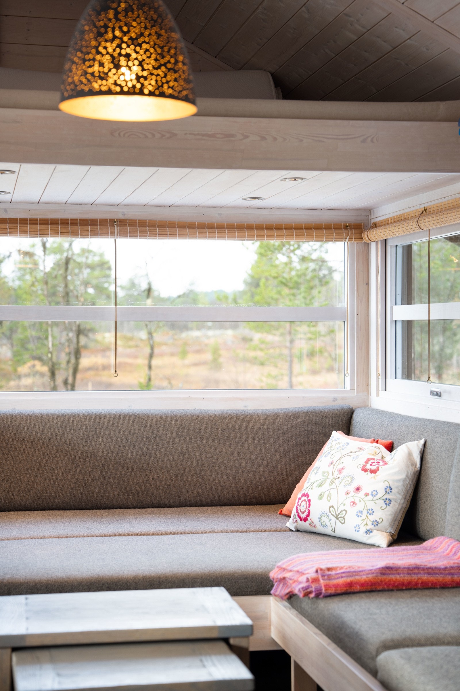 Stuen har mange vinduer som gir et godt lysinnslipp. Galleribilde