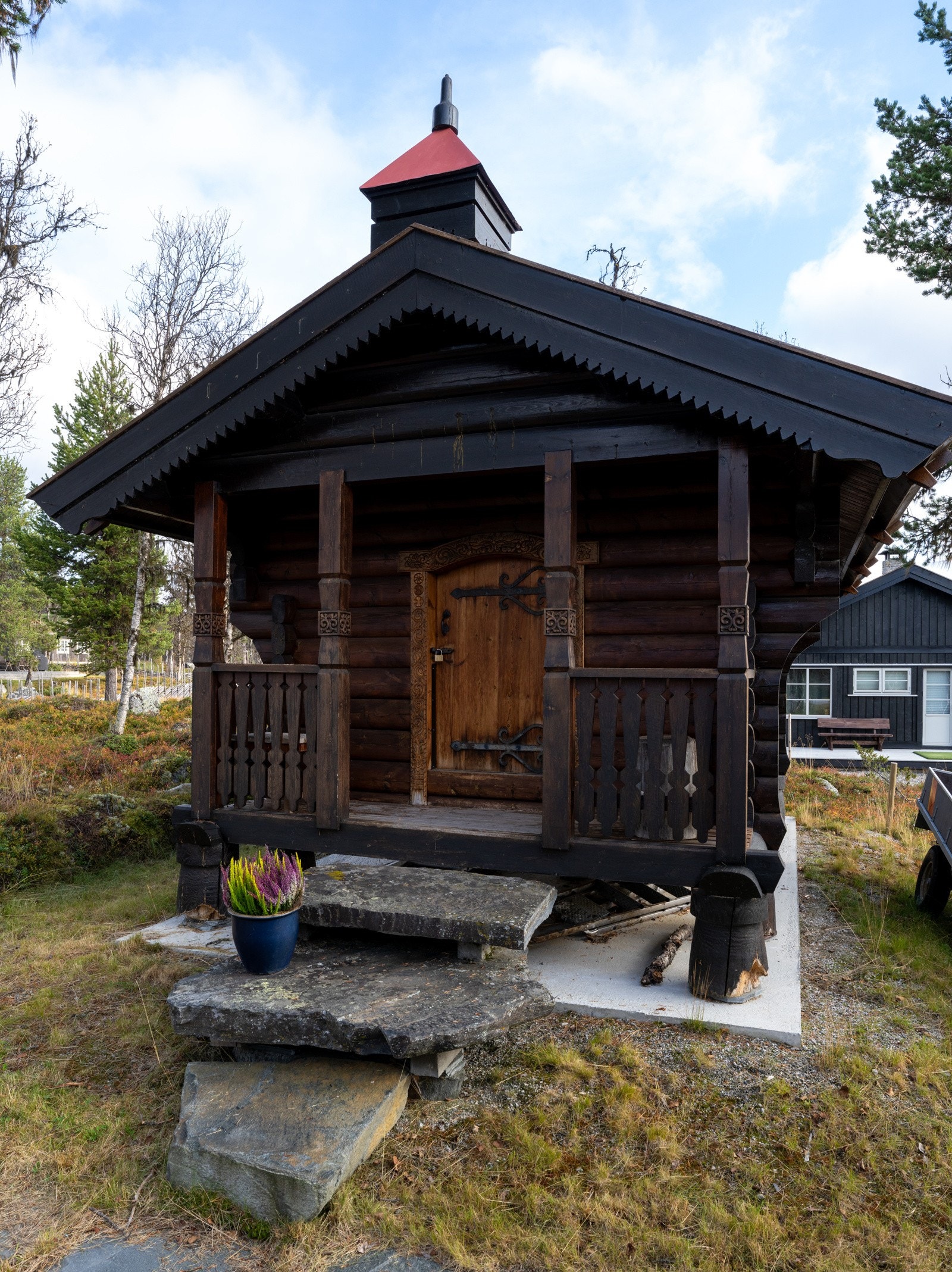 Hyggelig stabbur med steintrapp og flotte detaljer ved dør og på treverk. Galleribilde