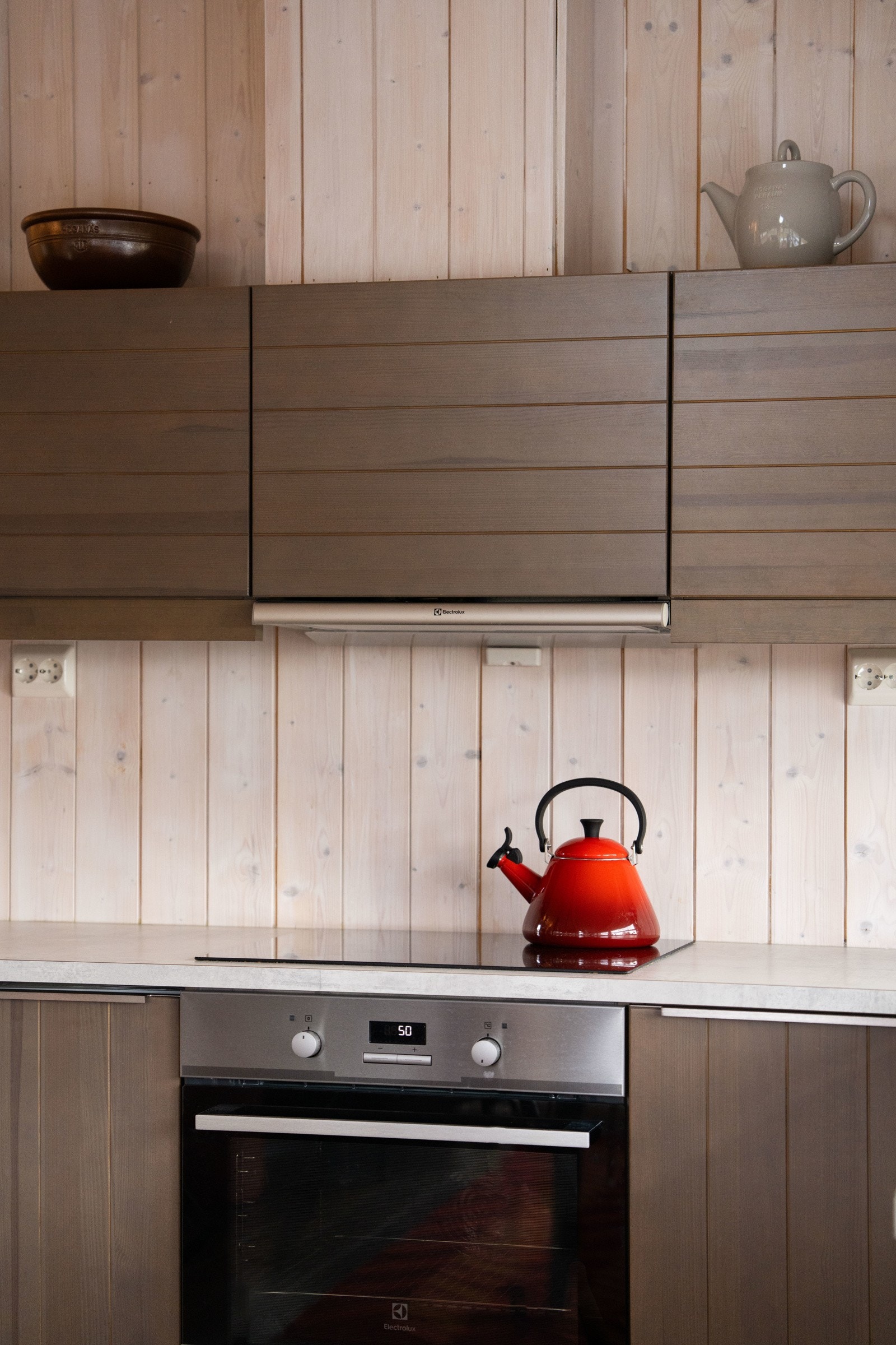 Integrerte hvitevarer ink vannstopp og komfyrvakt. Kjøkkenventilator med avtrekk ut. Galleribilde