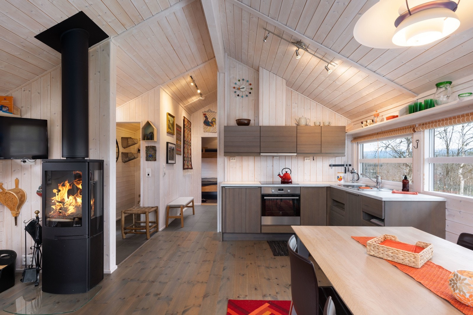 Åpen løsning mellom stue, spisestue og kjøkken. Galleribilde