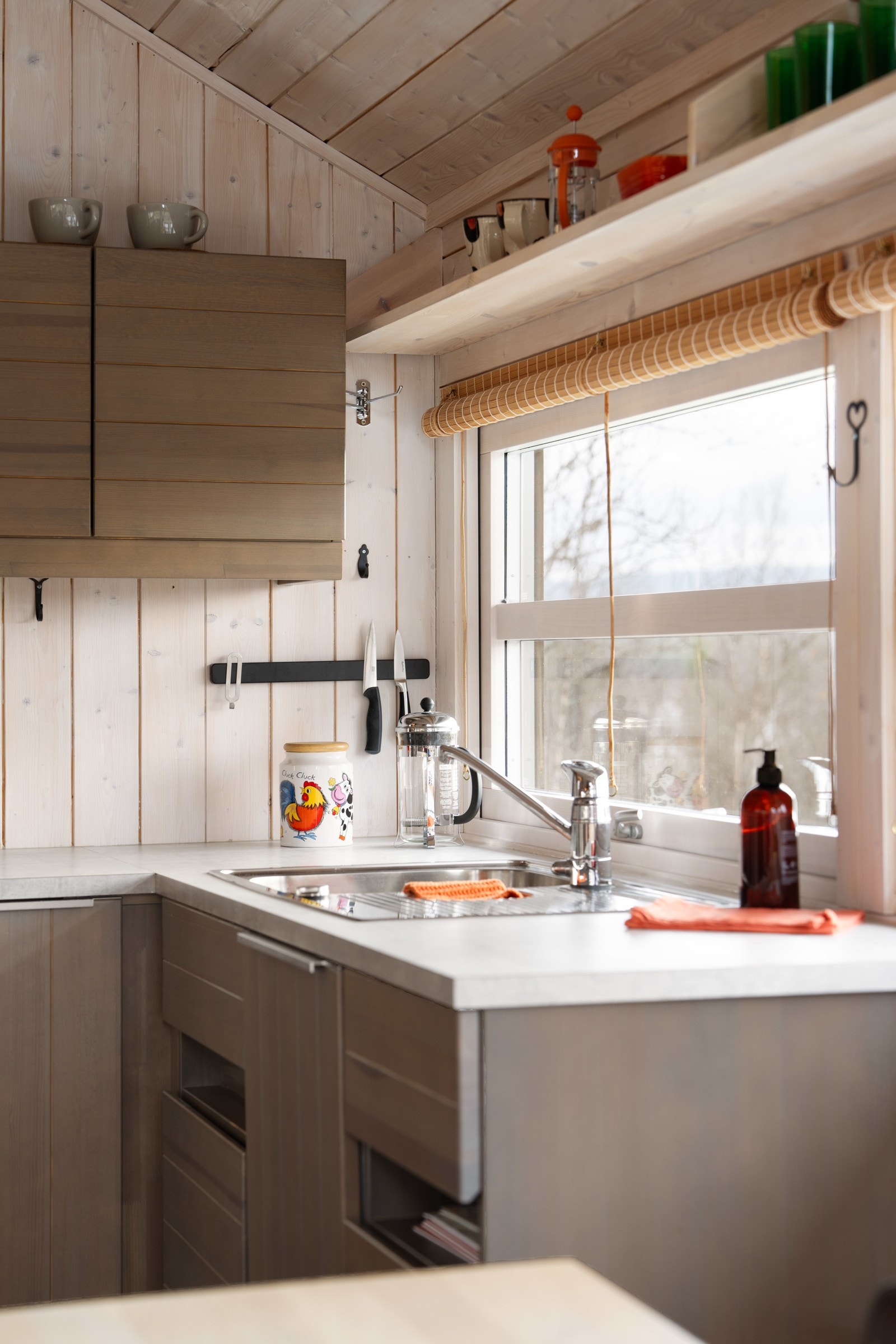 Godt med skap- og benkeplass for matlaging og oppbevaring Galleribilde