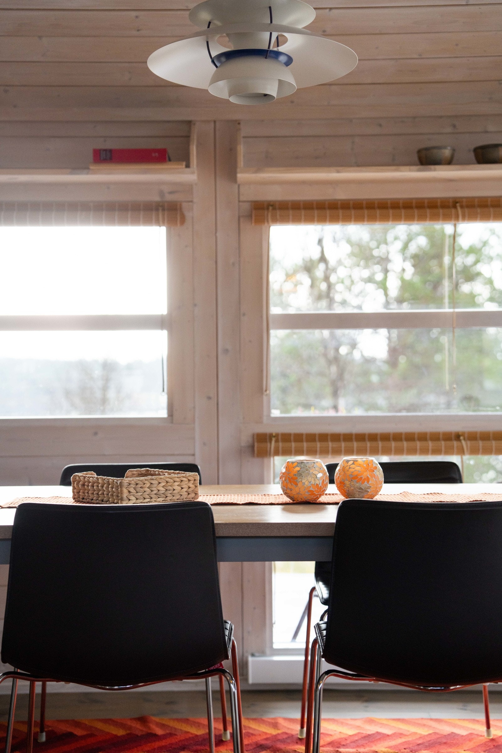 Spisestuen med utsikt ut mot Buvatn. Galleribilde