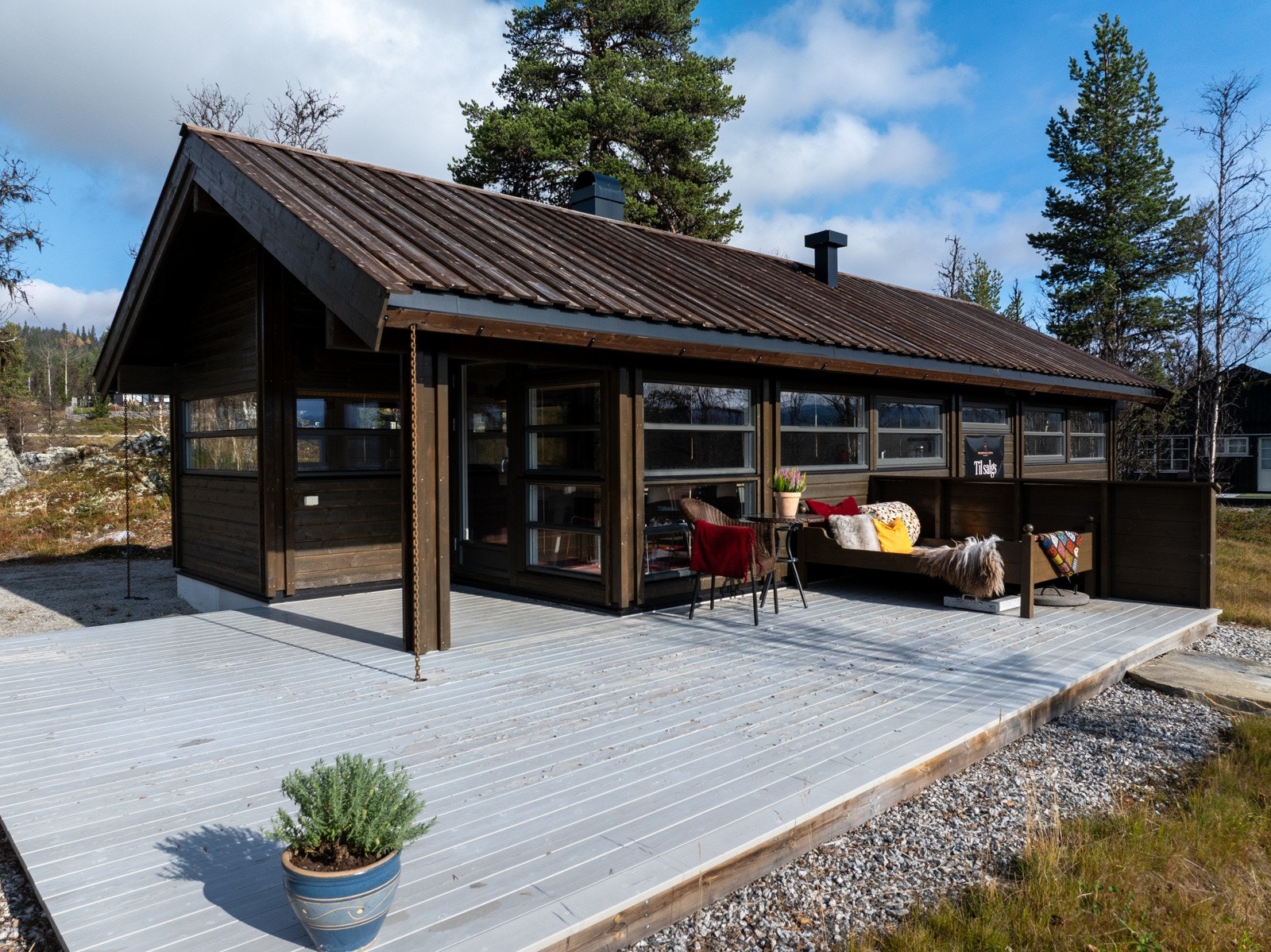 Eiendommen ligger solrikt og naturkjønt til. Galleribilde