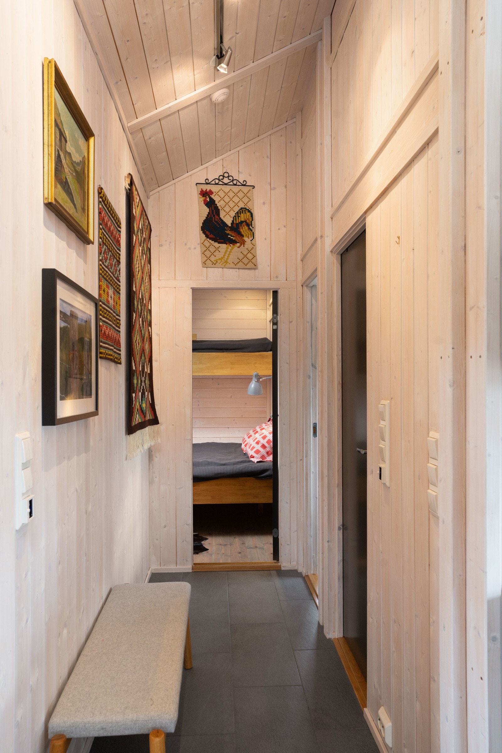 Videre kommer du til soverommene og badet. Galleribilde