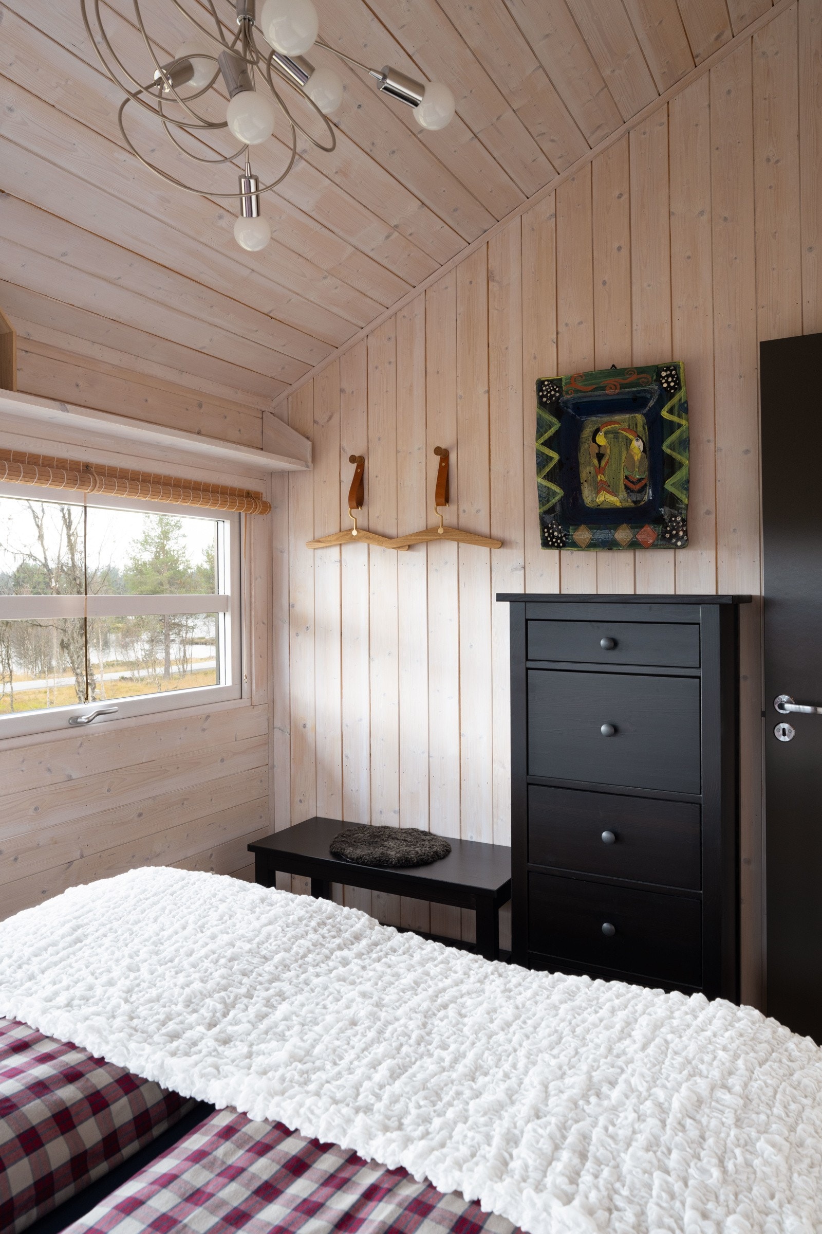 Plass til dobbeltseng og komode. Galleribilde