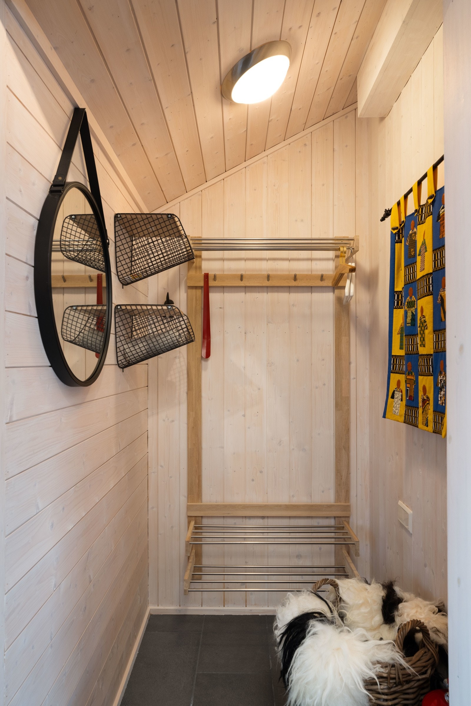 Godt med plass til å henge fra seg yttertøy. Galleribilde