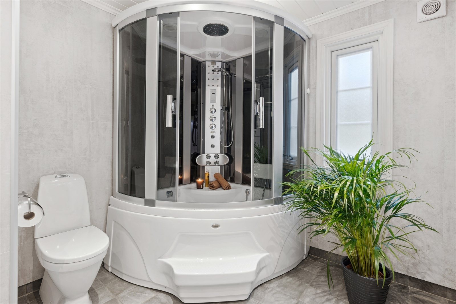 Stort fint steamkabinett med boblekar. Galleribilde