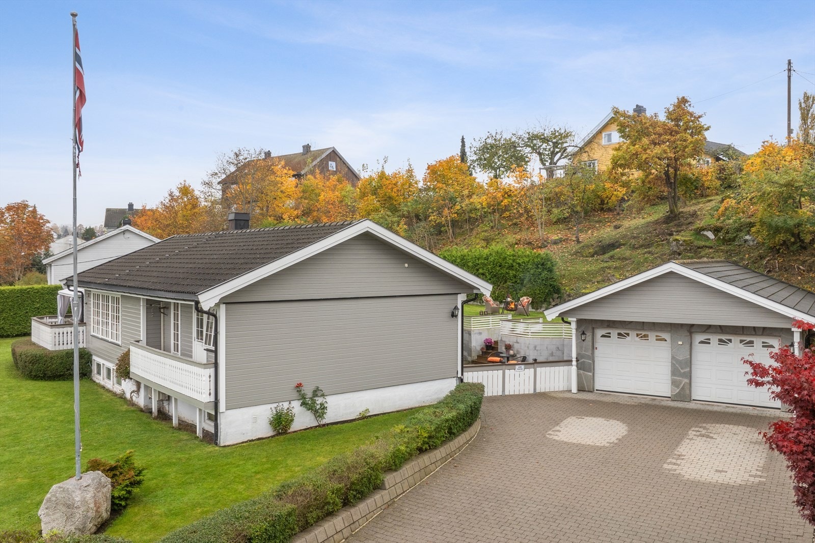 Fasade og garasje Galleribilde