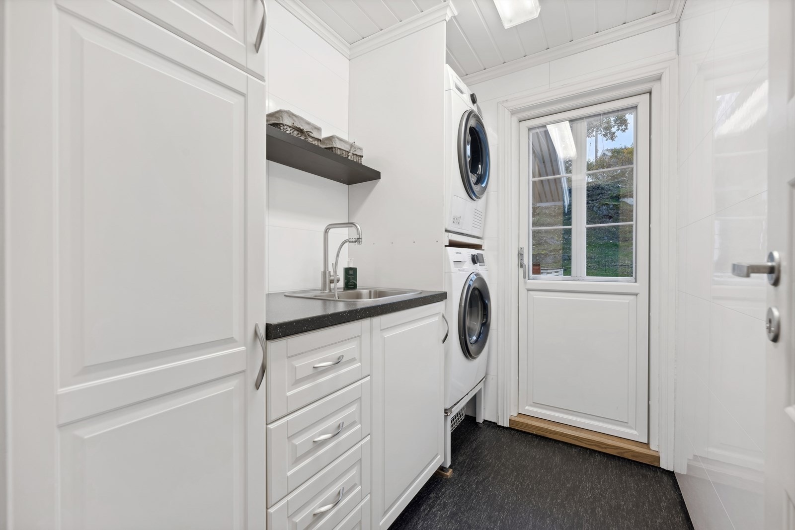 Pent vaskerom Galleribilde