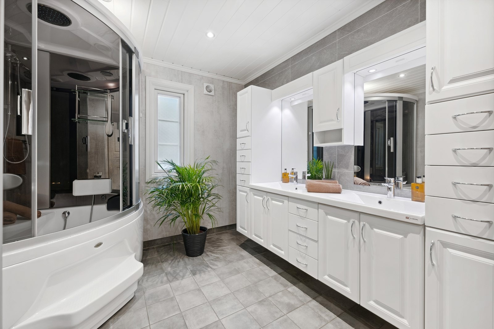 Romslig fint bad/wc, innredning med dobbel servant Galleribilde