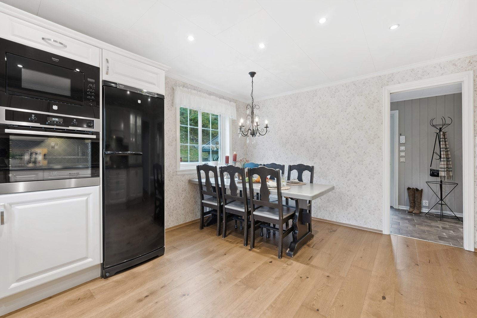 Integrerte hvitevarer på kjøkken Galleribilde