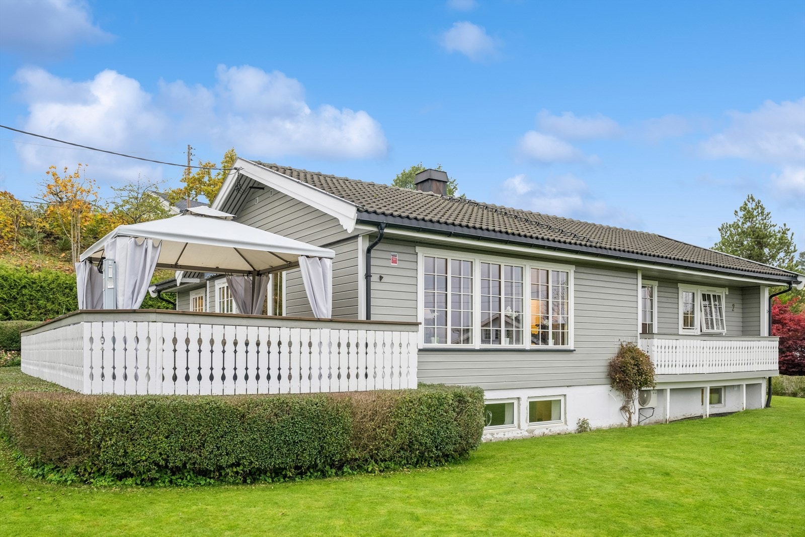 Fasade ut mot veien Galleribilde