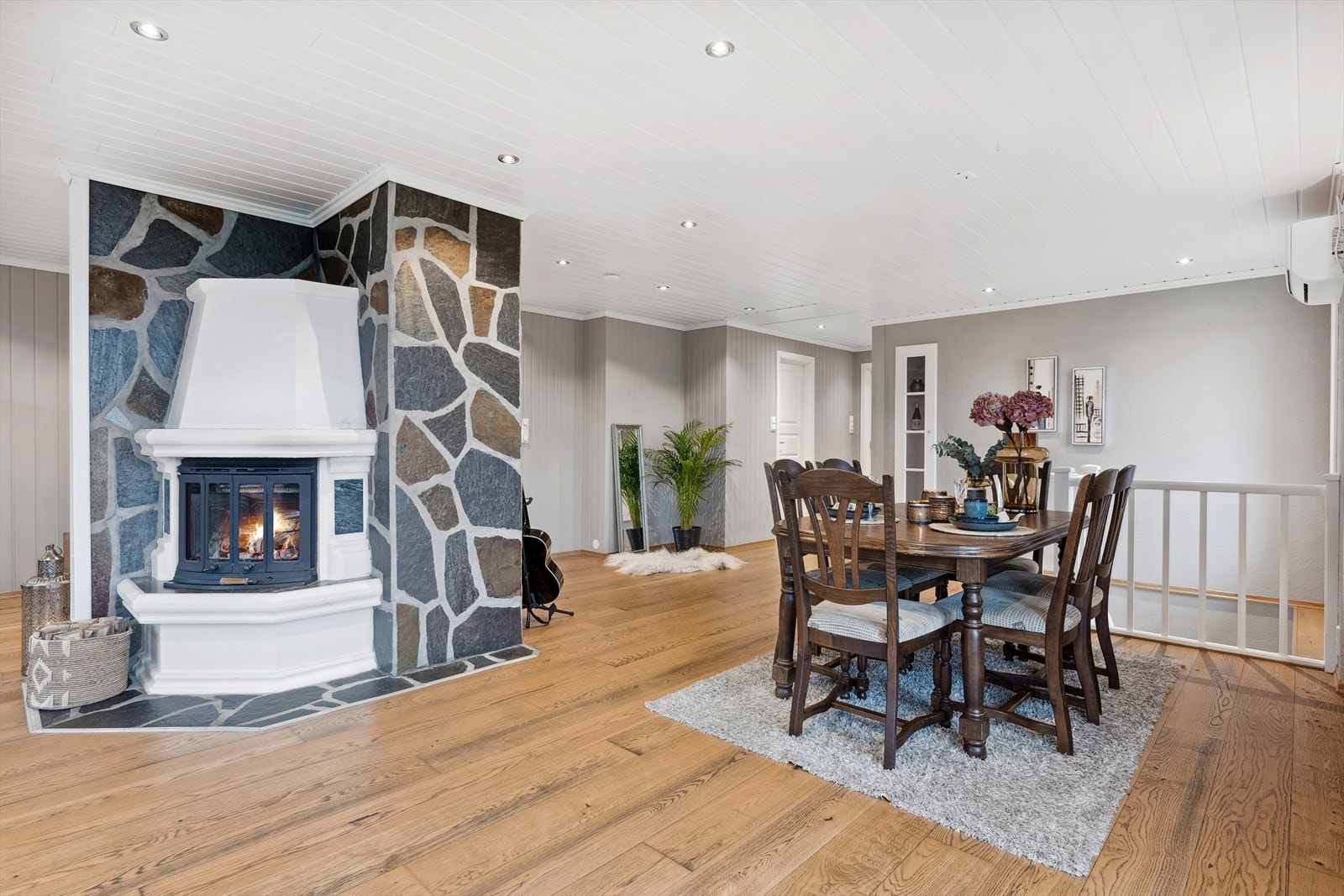 Stuen har en koselig peis Galleribilde