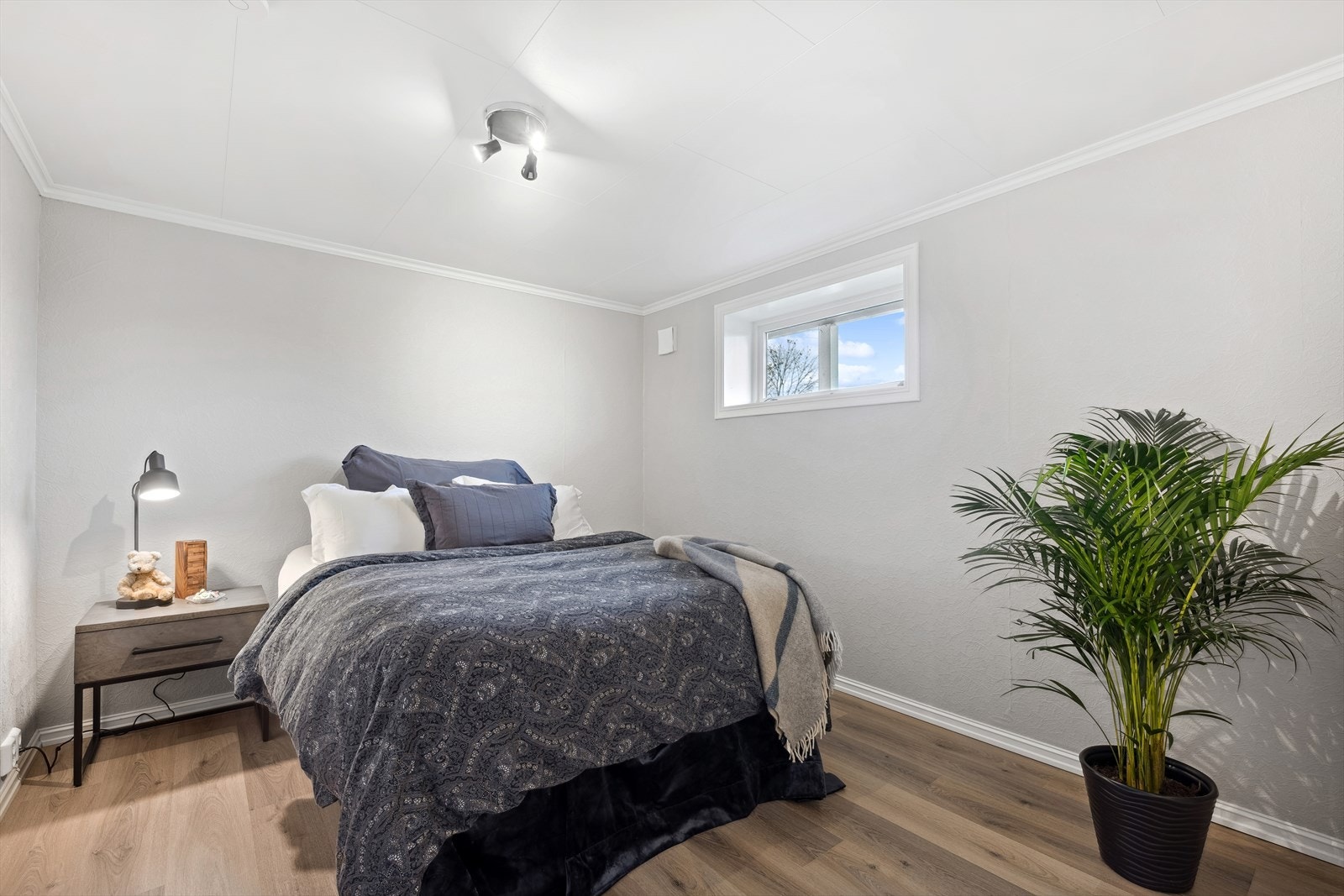 Soverom nå med større vindu. Galleribilde