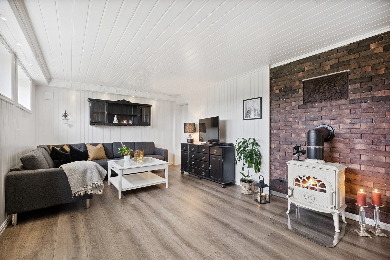 Kjellerstue med peisovn. Galleribilde