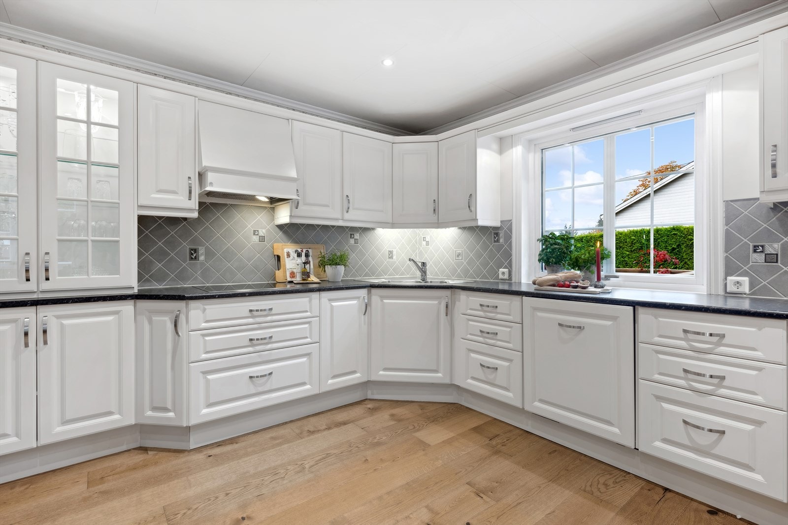 Nyere pent kjøkken hvit profilert innredning. Galleribilde