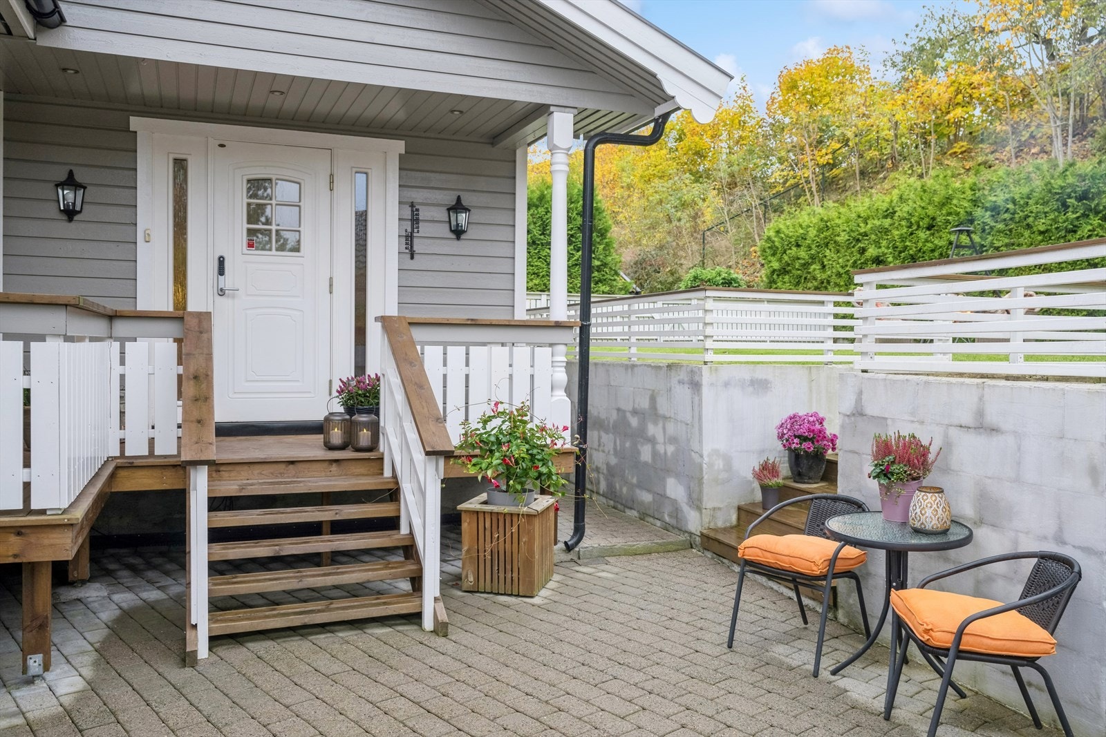 Fin uteplass ved inngang Galleribilde