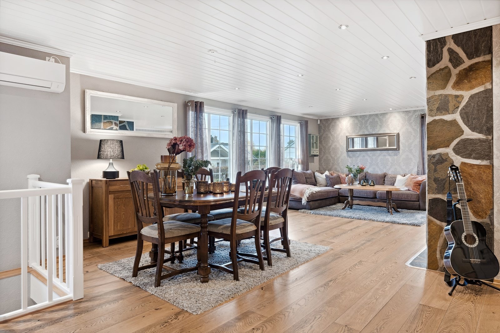 Stue med parkett og varmepumpe. Galleribilde