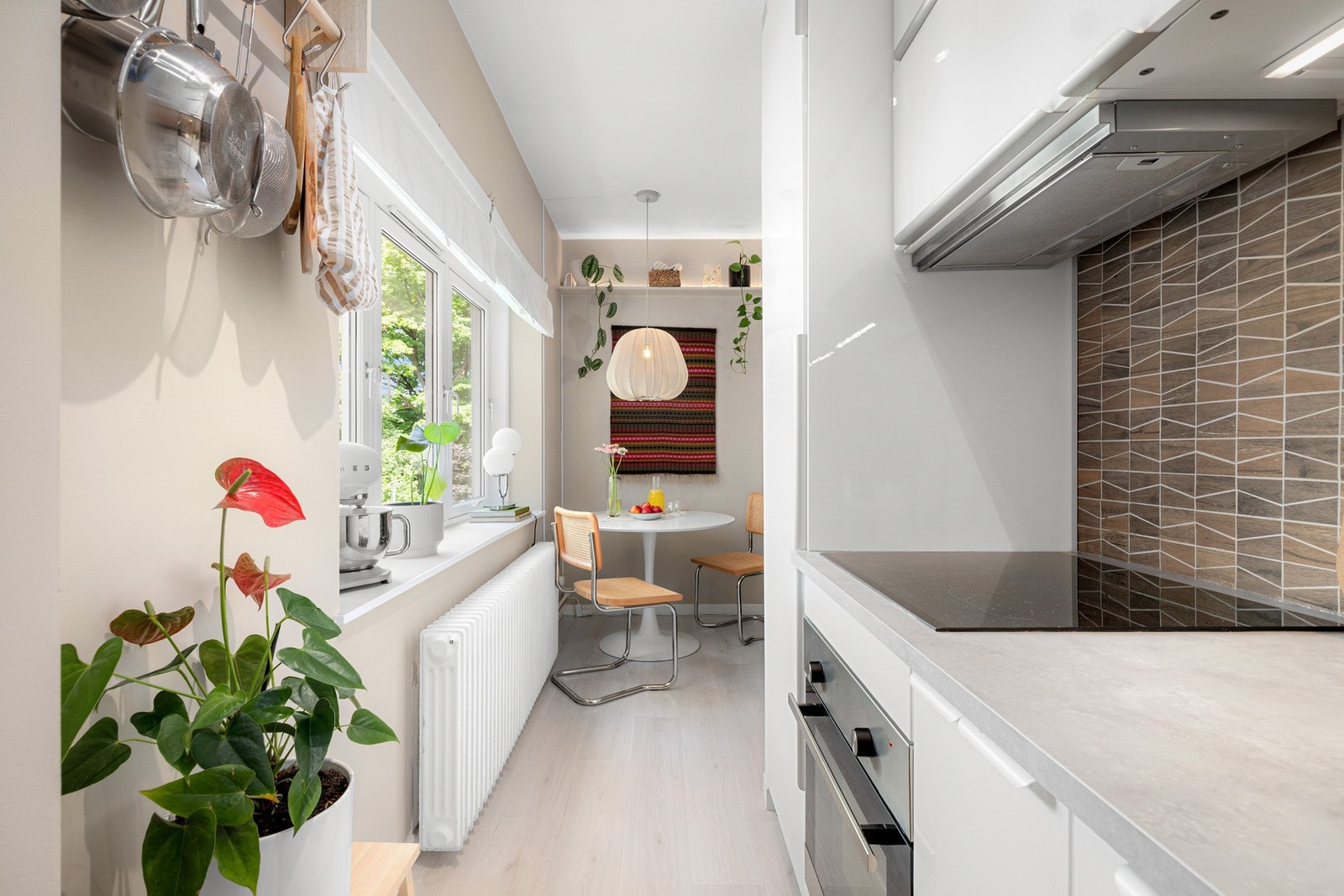 Spisebord ligger i praktisk tilknytning til kjøkkenet. Galleribilde