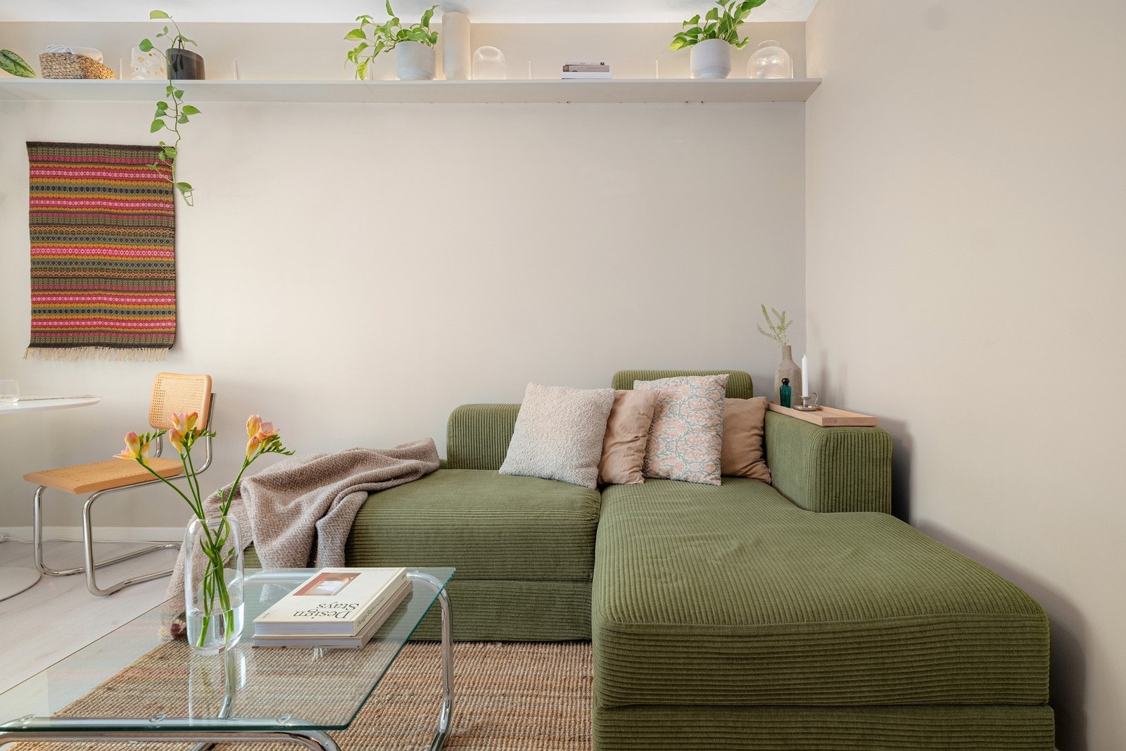 Der er laminat på gulv og malte vegger i tidløse farger. Galleribilde