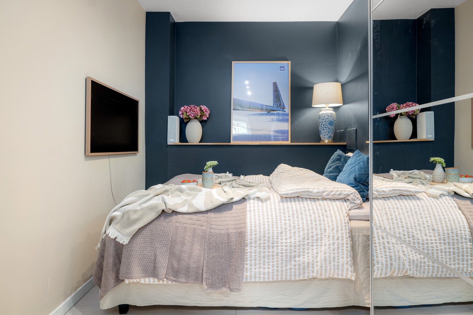 Rommet er malt i behagelige og tidløse farger. Galleribilde