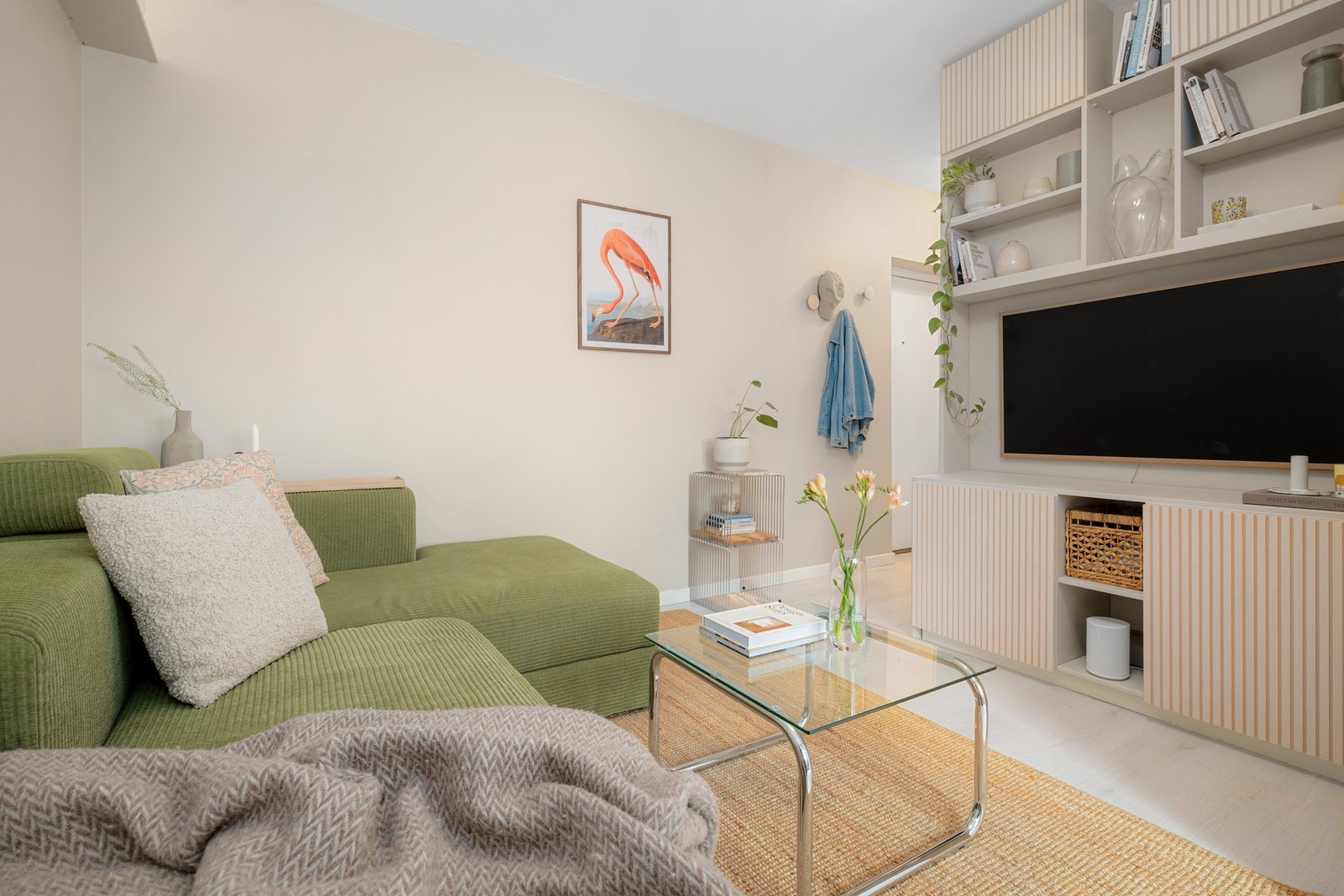 Sofa og bord i stuen kan medfølge salget om ønskelig. Galleribilde