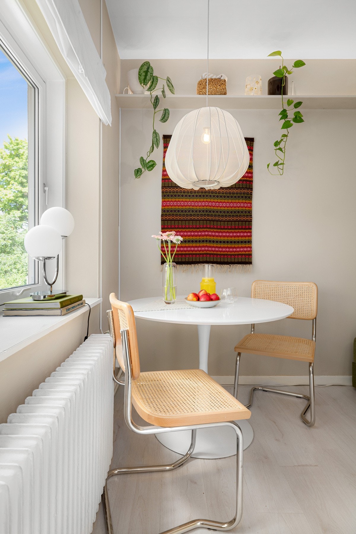 Lyst og koselig spiseområde plassert ved vinduet. Galleribilde