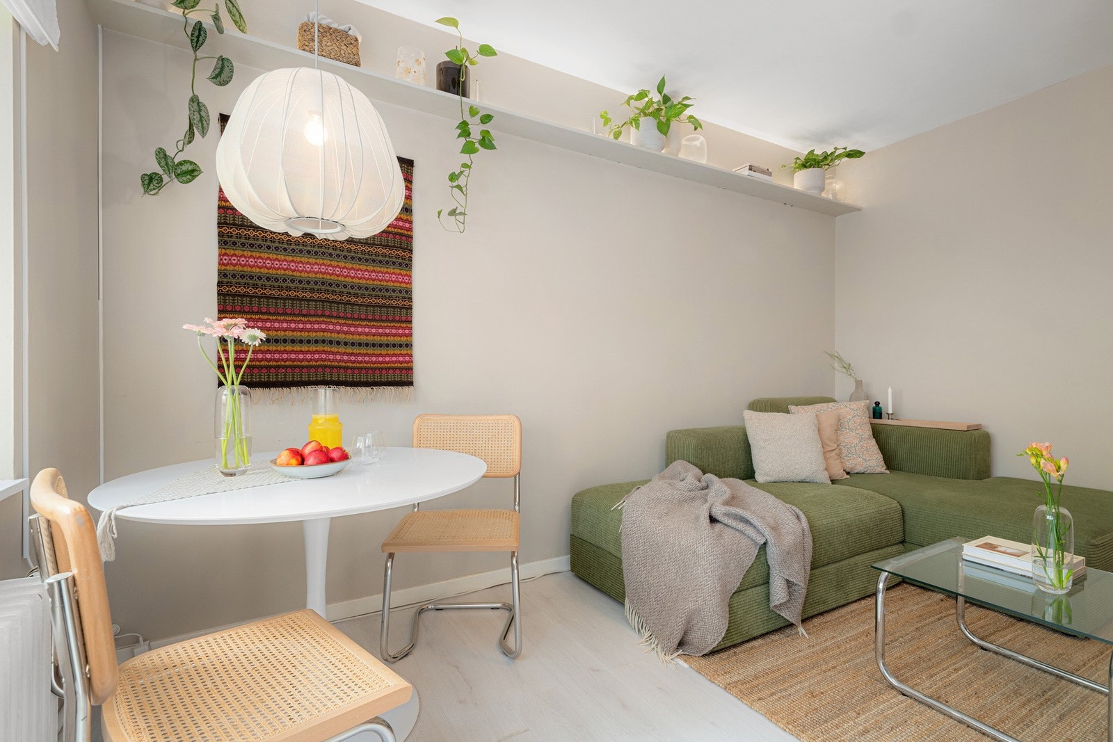 Det er god plass til flere sittegrupper i stuen Galleribilde