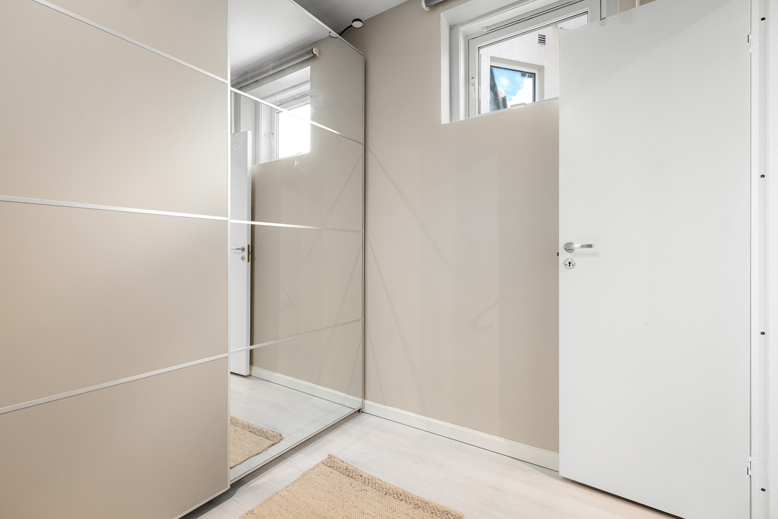 Lys og innbydende entré med god plass til oppbevaring i skyvedørsgarderobe. Galleribilde