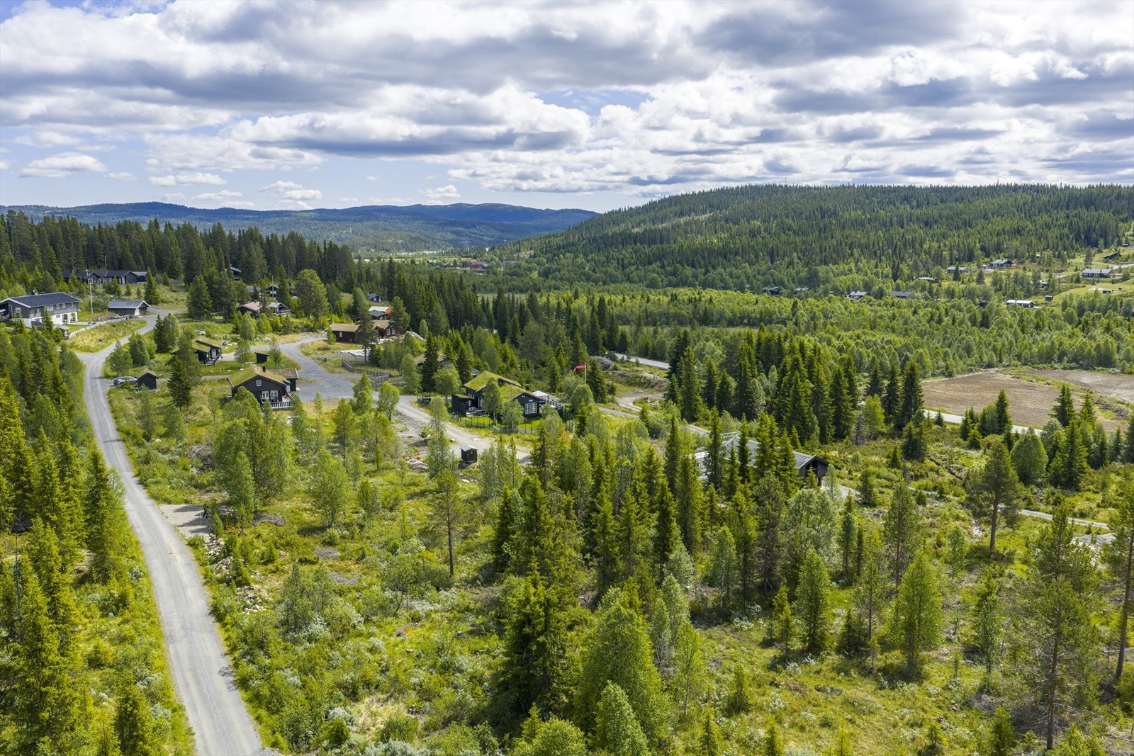 Begge tomtene er fradelt og oppmålt. Tomt 1 har en tomtestørrelse på ca. 1058,9 m2, og tomt 2 har en tomtestørrelse på ca. 1002,9 m2. Galleribilde