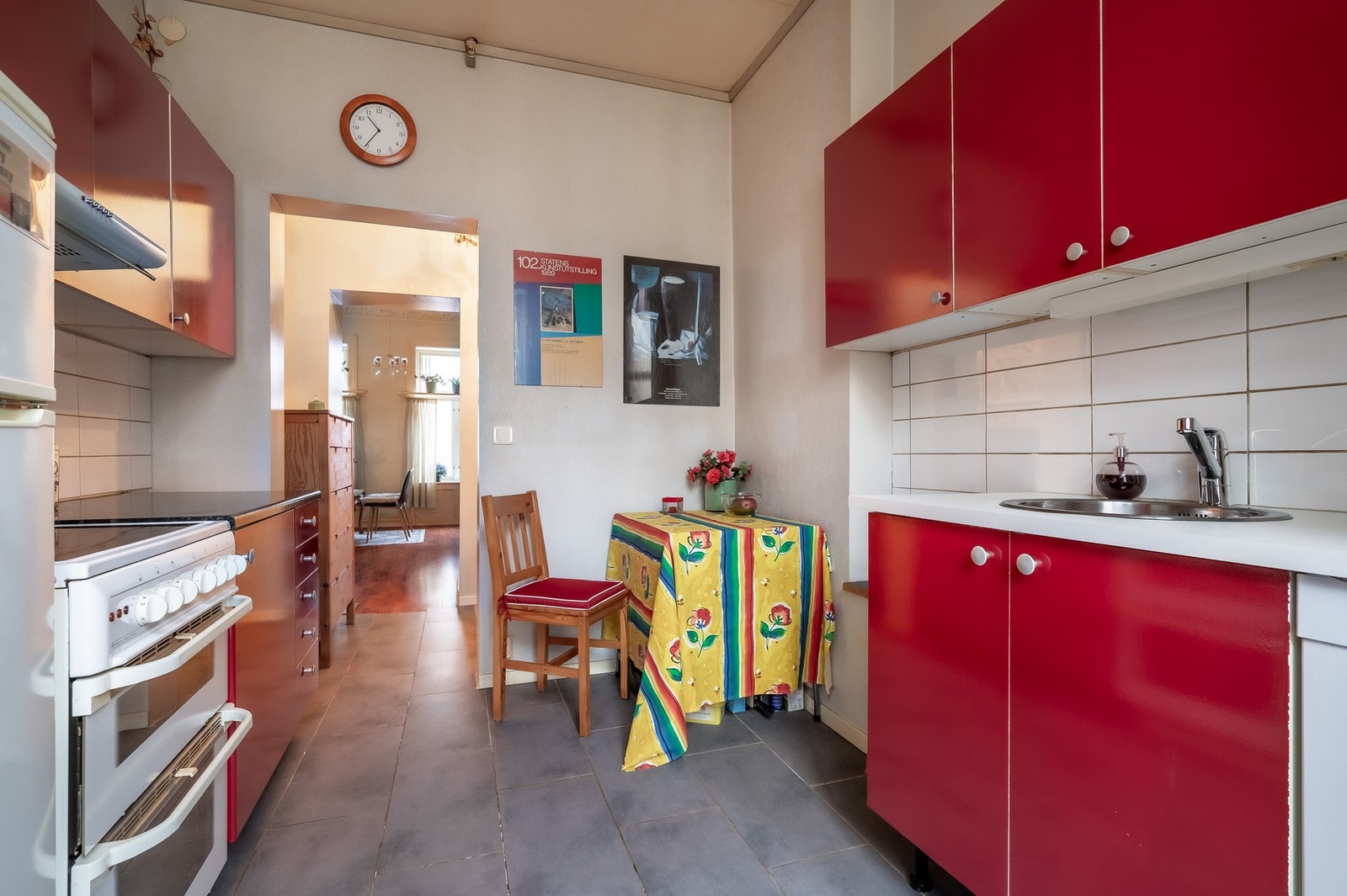 Leiligheten har moderniseringsbehov og gir deg en mulighet til å skape ditt eget urbane drømmehjem. Galleribilde