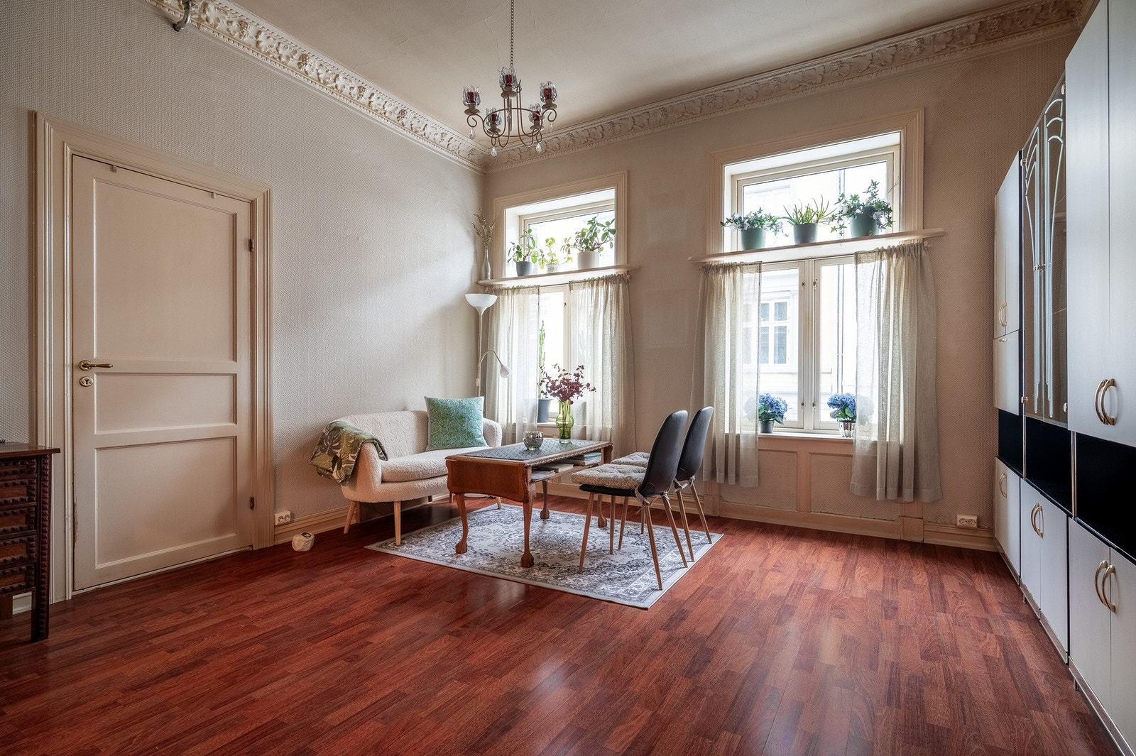 Lys og gjennomgående 2-roms i 3. etasje med svært sentral beliggenhet midt i Oslo sentrum. Galleribilde